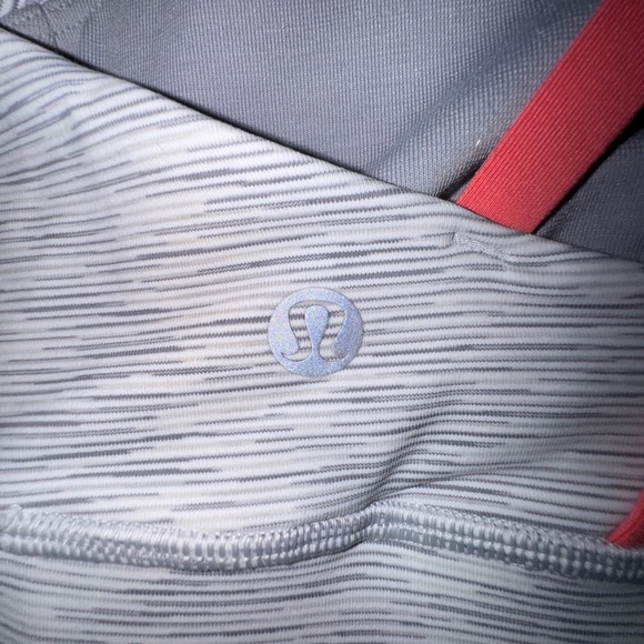 Lululemon Skull & Crossbones Sports Bra – Size 4. VGUC - Picture 4 of 8